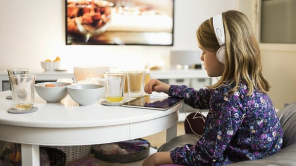 life cover - resources - img - screen time - Screen time - girl at kitchen table on tablet - 730x411