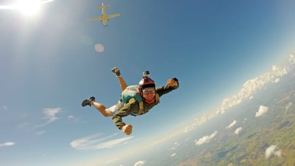 life cover - resources - img - Life insurance and extreme sports - man sky diving - 730x411