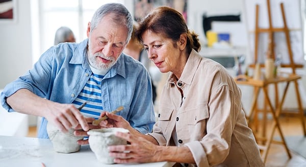 couple-learning-pottery