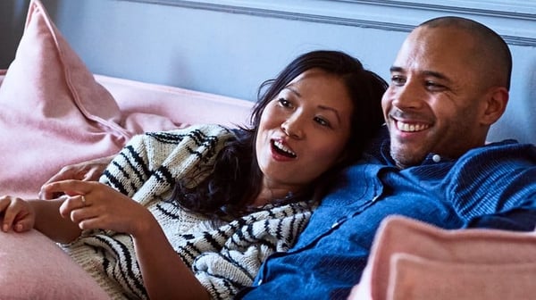 couple-sat-sofa-laughing