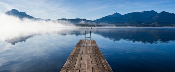 wooden_jetty_on_Lake_Hopfensee_at_sunrise