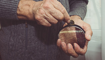 elderly-hand-with-purse_Feature_box_355px