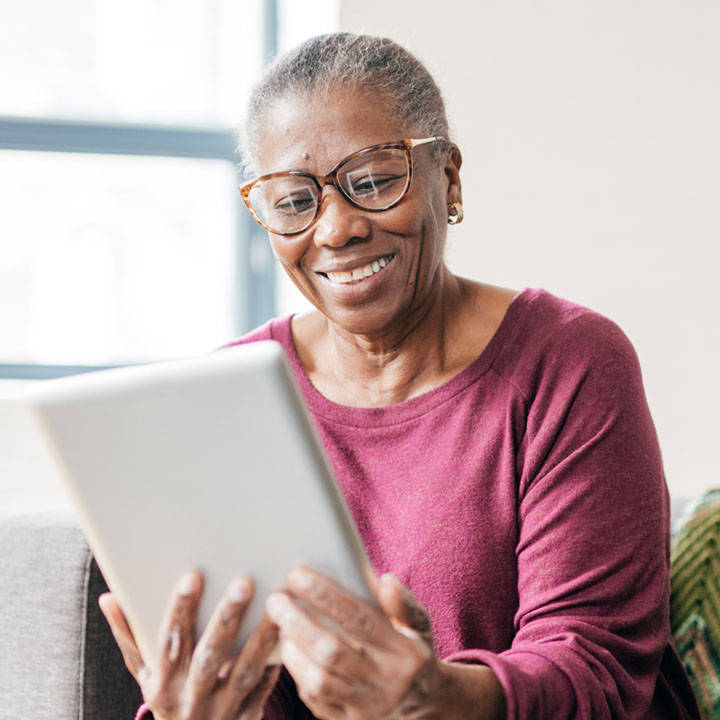holding_circle_news_woman_with_tablet