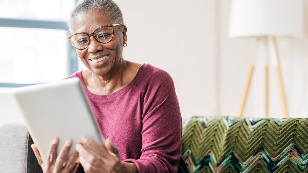 banner_news_woman_with_tablet_