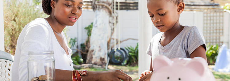 Mum counting coins with her daughter_Feature_box_with_image_750px