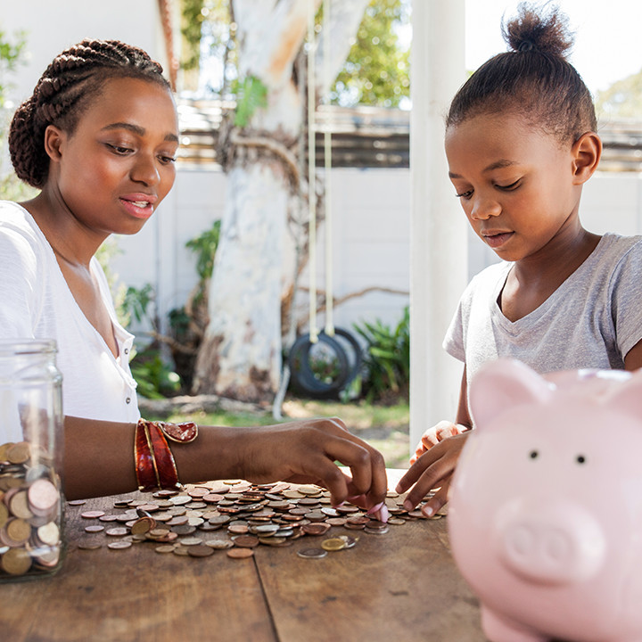 Mum counting coins with her daughter_square&circle_720px