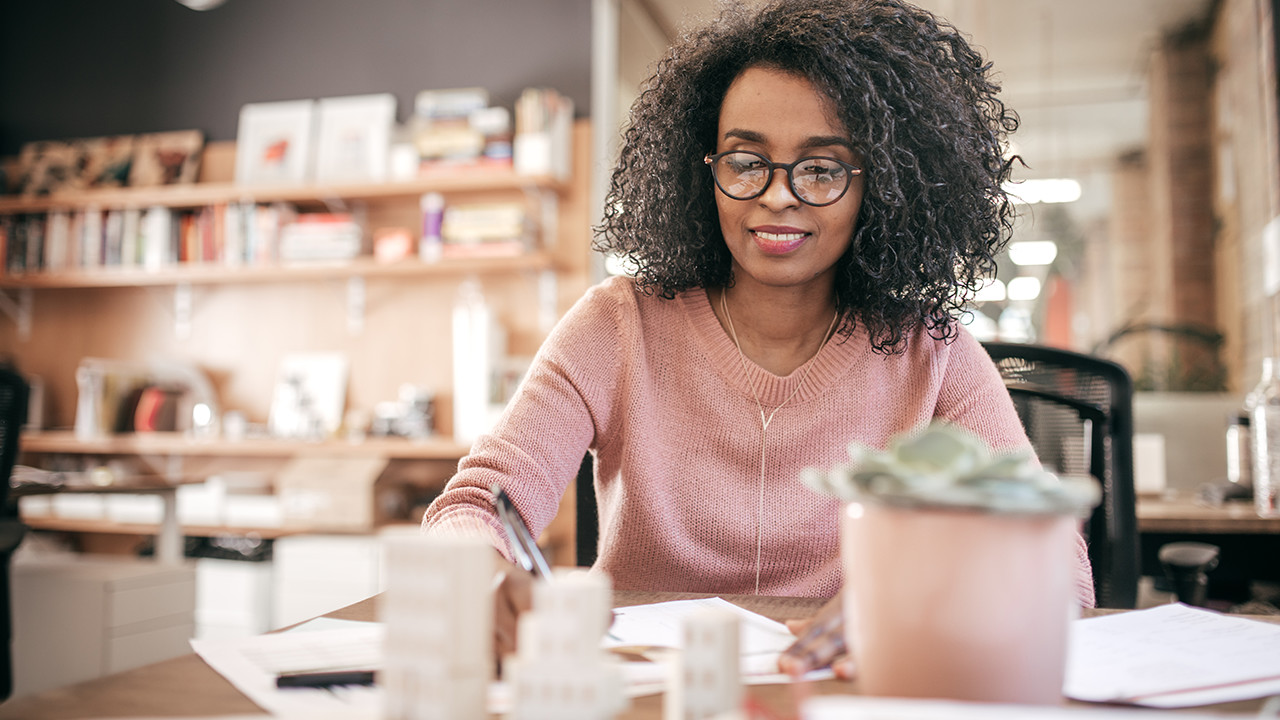 woman doing administration_Banner_Block_1280px