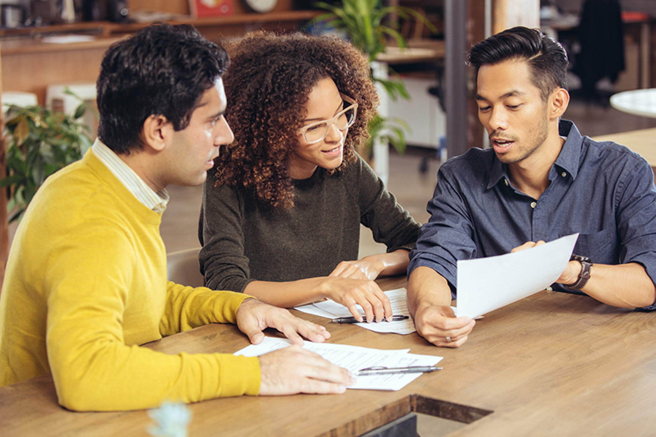 young_team_discussion_at_table_Banner_Block_2120px