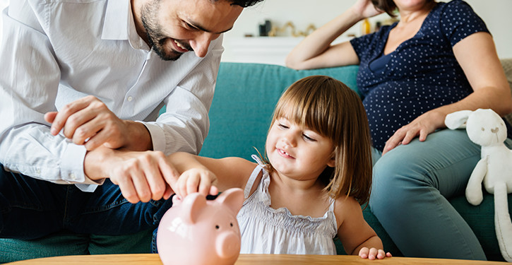 child-learning-to-save-piggy-bank_Article_Hero_Image 725x375