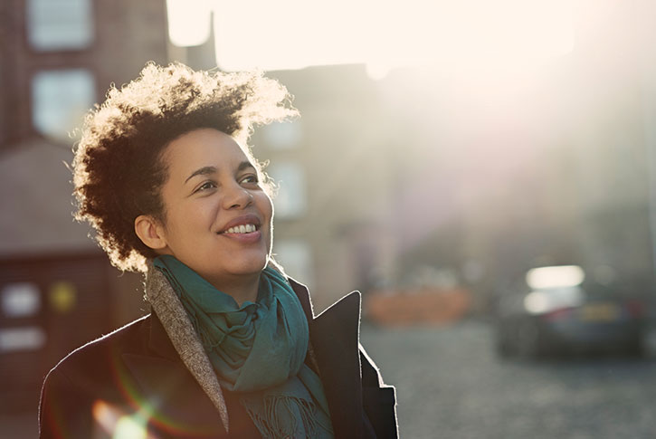 Urban-smiling-winter-portrait-of-a-woman-in-her-early-40s_725x485px