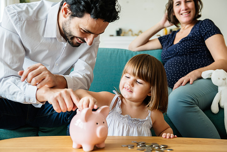 child-learning-to-save-piggy-bank_Article_Teaser_Image 725x485