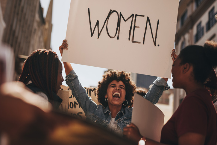 woman_holding_banner_holding_article_teaser