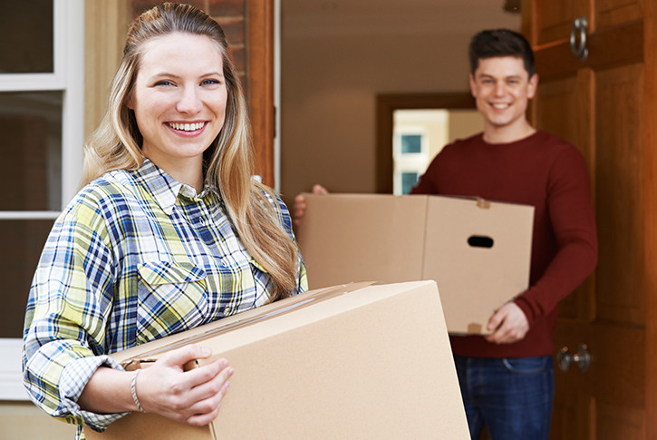 young-couple-moving-with-boxes_Article_Teaser_Image 725x485