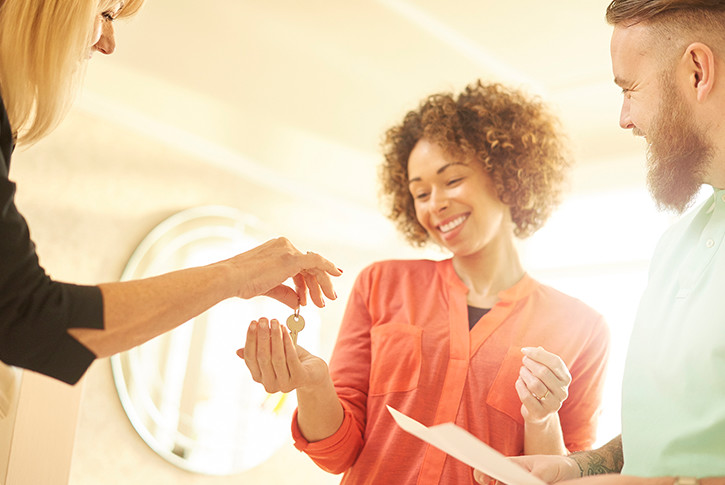 young-couple-taking-keys-to-new-home_Article_Teaser_Image 725x485