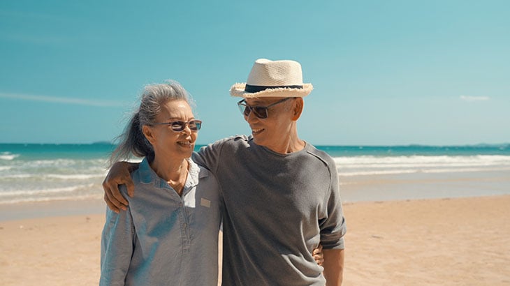 couple-walking-on-beach.png