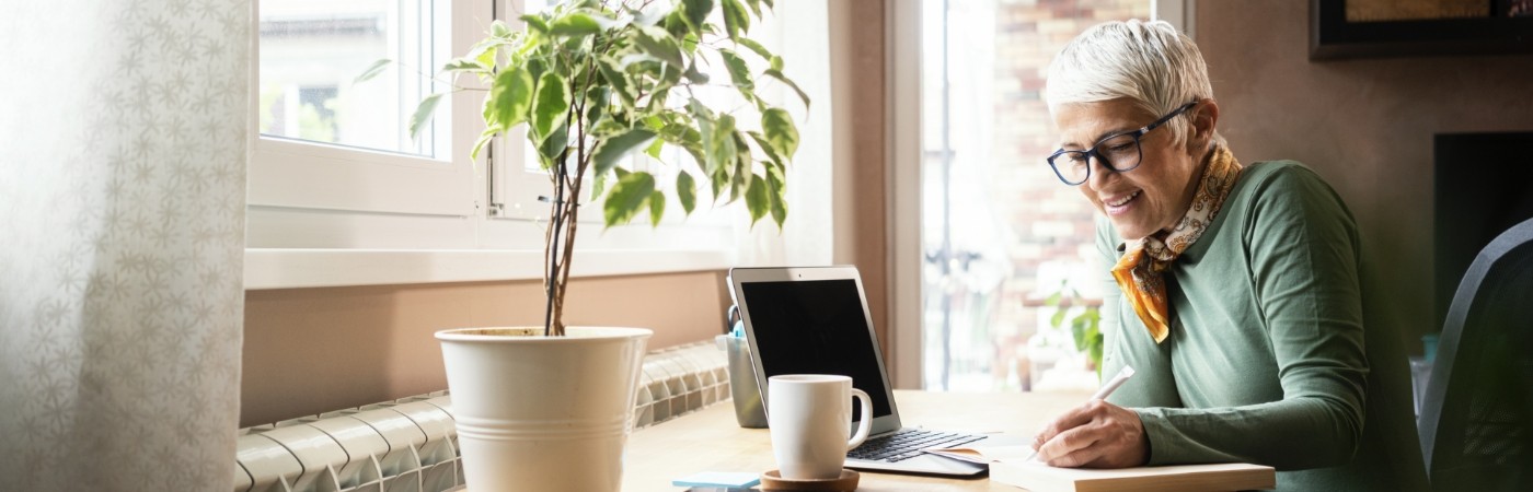 woman-on-laptop-at-desk