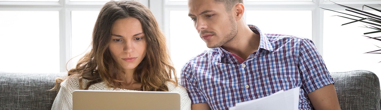 insurance - lifestyle - resources - images - Couple with a computer