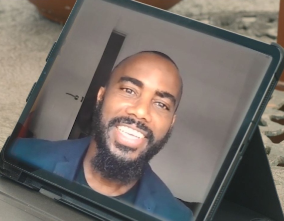 Omar adviser on tablet